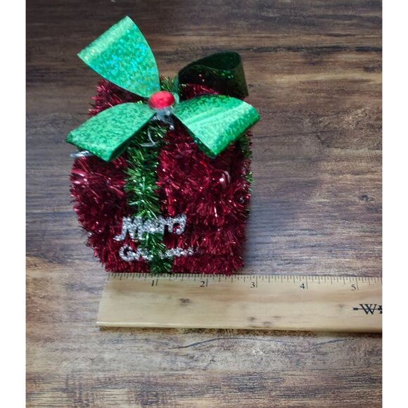 Retro Christmas Door Wall Hanging Decor Tinsel 15” ELF & GIFT BOX Set - Picture 11 of 11